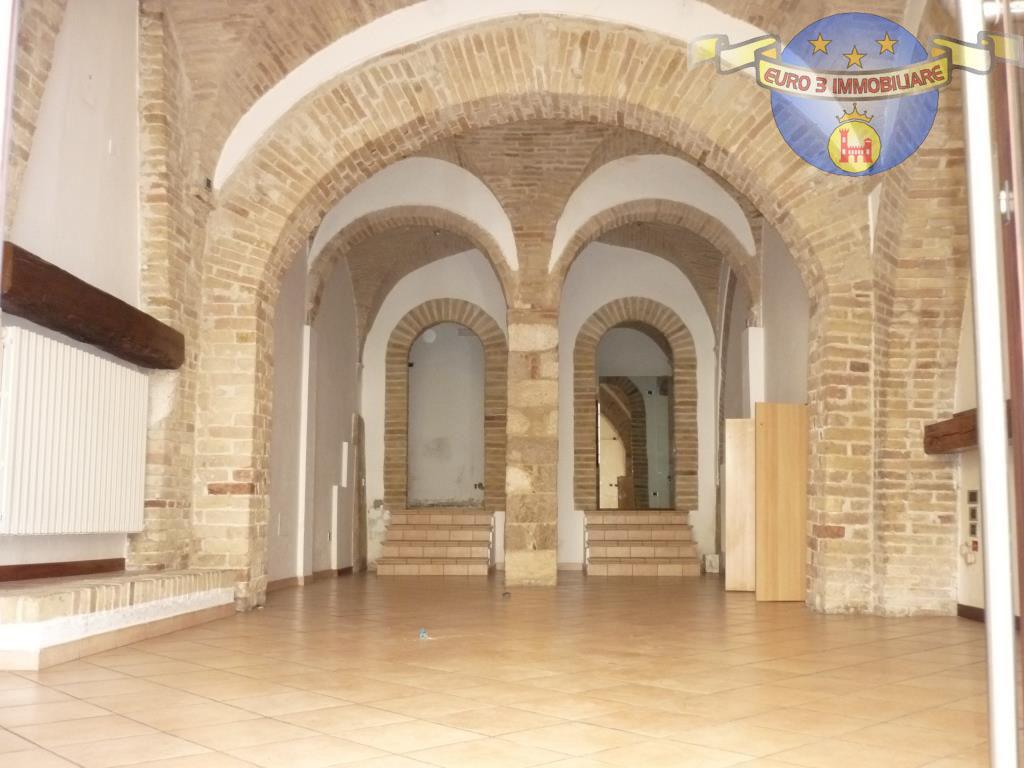 2117 - LOCALE COMMERCIALE - VENDITA - € 85000 - ASCOLI PICENO CENTRO