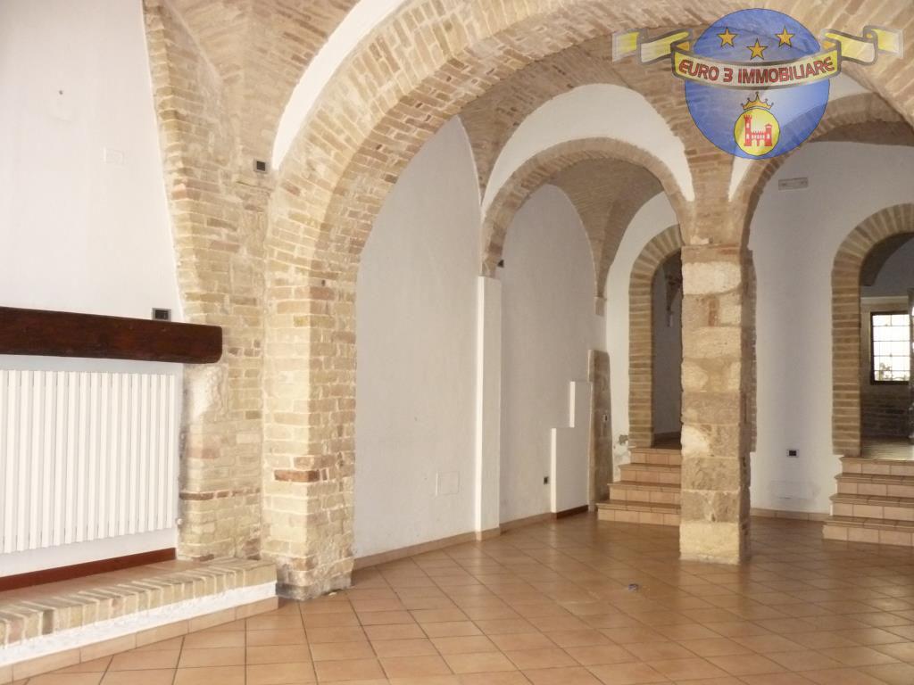 2117 LOCALE COMMERCIALE VENDITA ASCOLI PICENO2