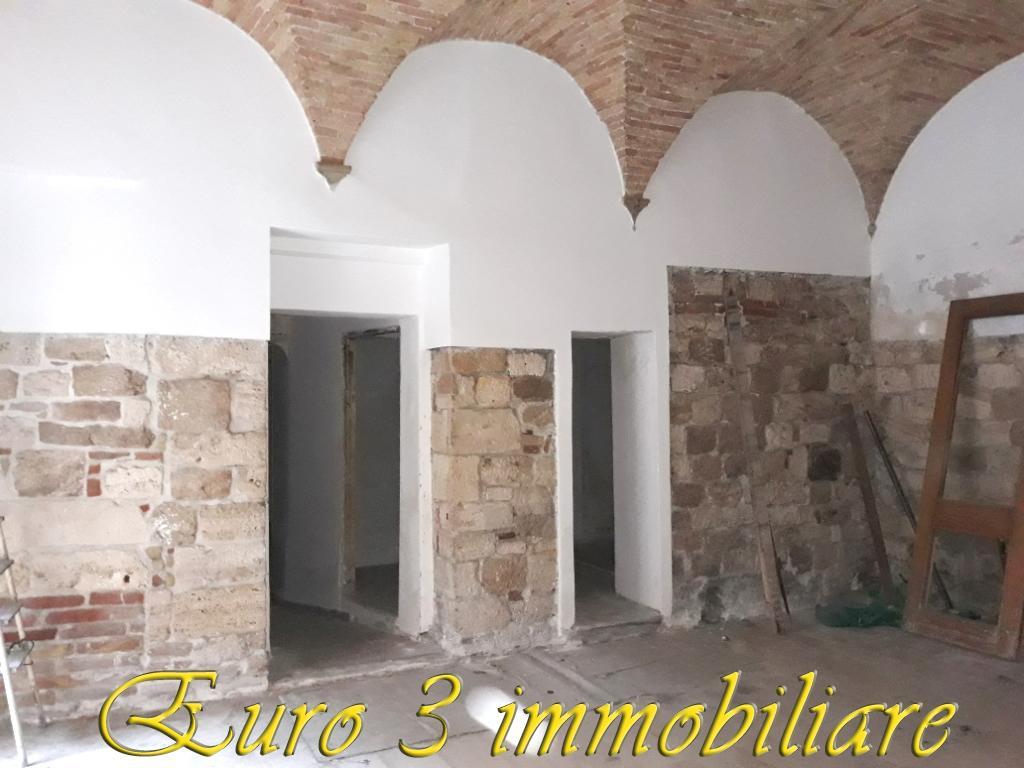 2825 - COMMERCIAL PREMISES - SALE - € 120000 - ASCOLI PICENO CENTER