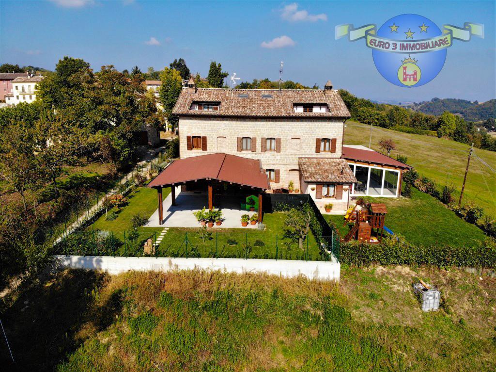 3335 CASOLARE VENDITA AMANDOLA6