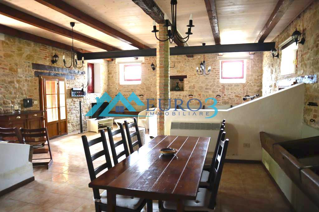 3422 FARMHOUSE SALE AMANDOLA14