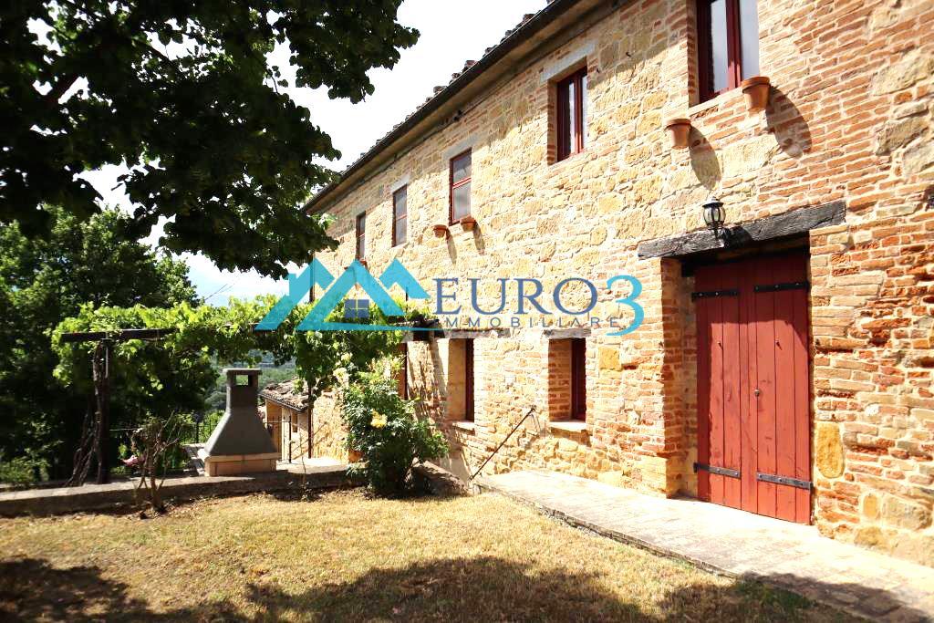 3422 FARMHOUSE SALE AMANDOLA23