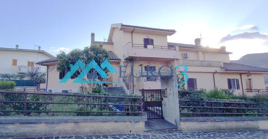 3526 - VILLA A SCHIERA - VENDITA - € 350000 - FOLIGNANO