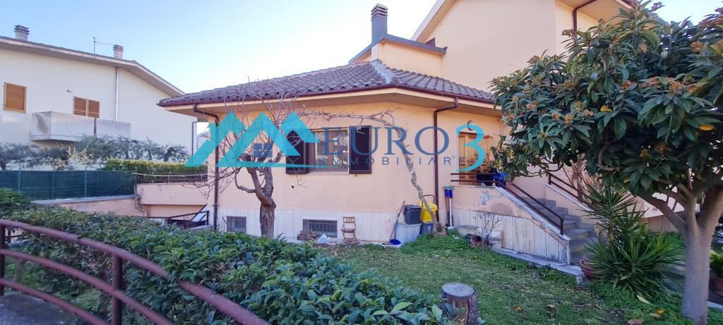 3526 VILLA A SCHIERA VENDITA FOLIGNANO2