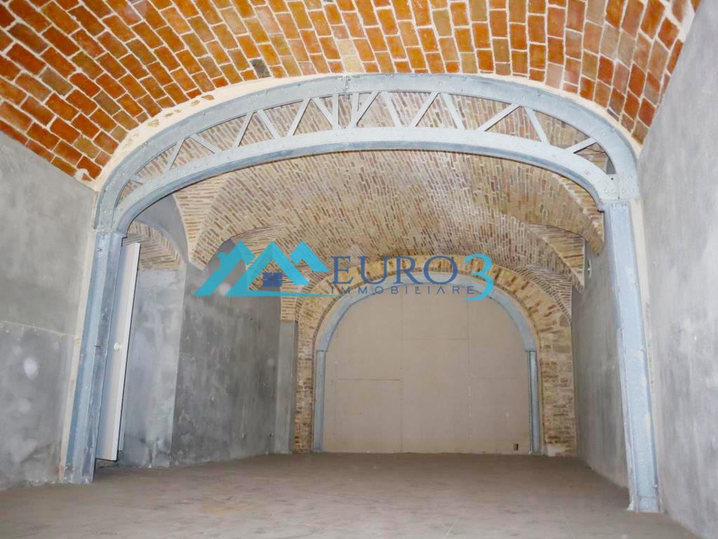 3642 - LOCALE COMMERCIALE - AFFITTO - € 1200 - ASCOLI PICENO CENTRO