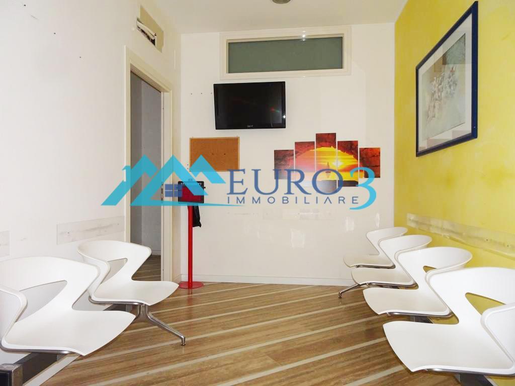 3722 - COMMERCIAL PREMISES - RENT - € 600 - ASCOLI PICENO BRECCIAROLO