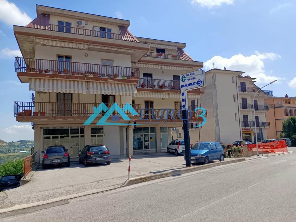 <span class='testorotoimmob'>3865 - LOCALE COMMERCIALE - VENDITA - CASTIGNANO RIPABERARDA</span>