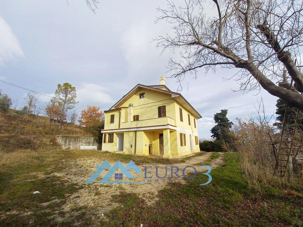 3905 - DETACHED HOUSE - SALE - € 195000 - APPIGNANO DEL TRONTO
