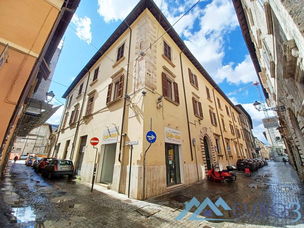 <span class='testorotoimmob'>3918 - LOCALE COMMERCIALE - AFFITTO - ASCOLI PICENO CENTRO</span>