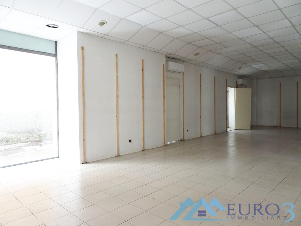 3918 LOCALE COMMERCIALE AFFITTO ASCOLI PICENO3