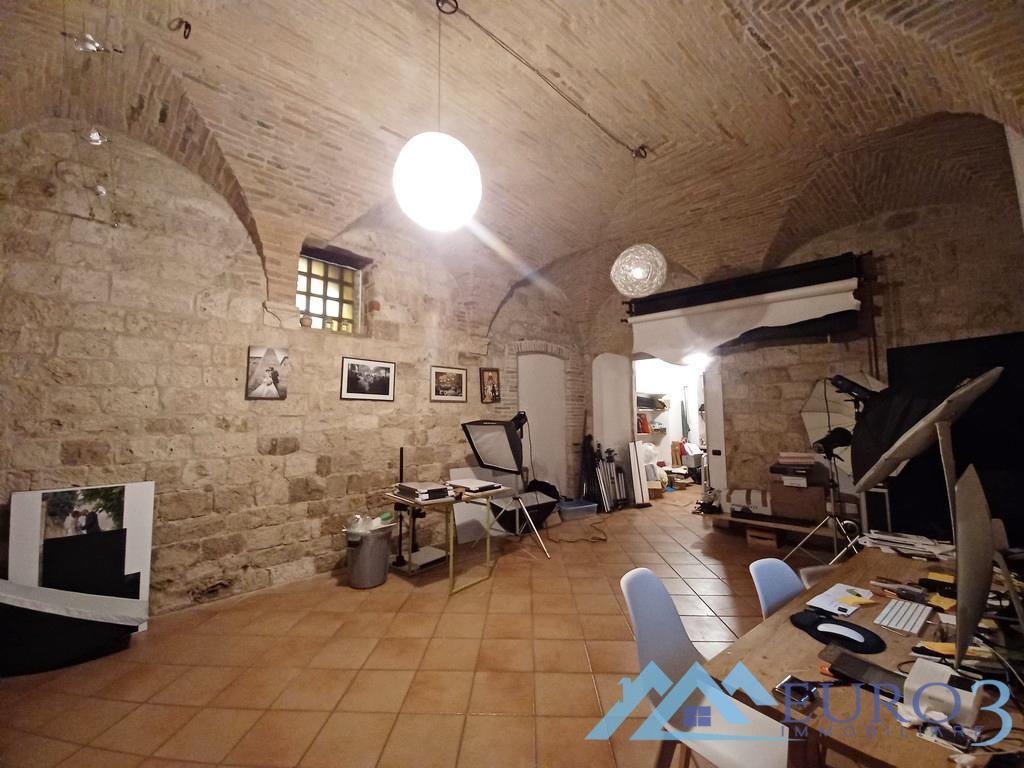 <span class='testorotoimmob'>3921 - LOCALE COMMERCIALE - AFFITTO - ASCOLI PICENO CENTRO</span>