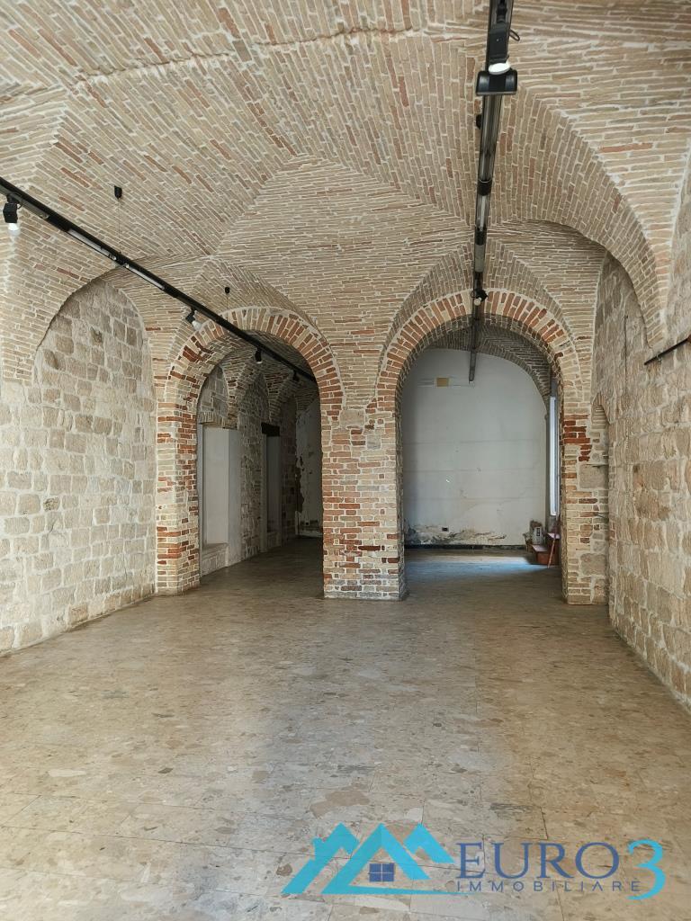 3952 LOCALE COMMERCIALE AFFITTO ASCOLI PICENO1