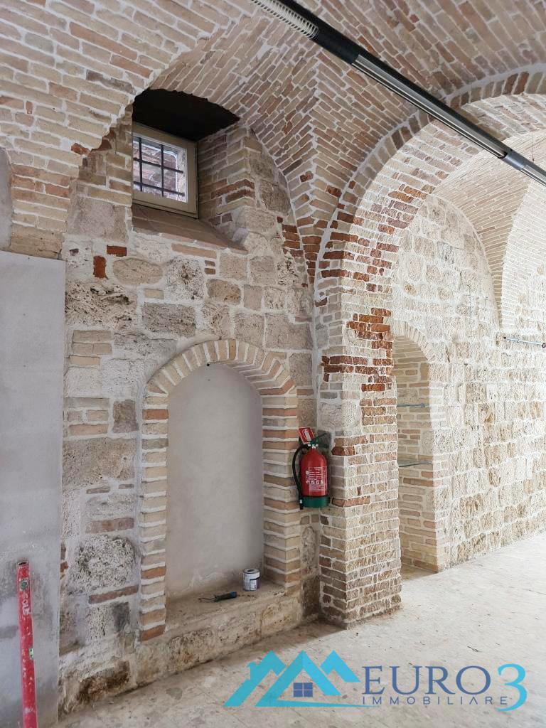 3952 LOCALE COMMERCIALE AFFITTO ASCOLI PICENO3