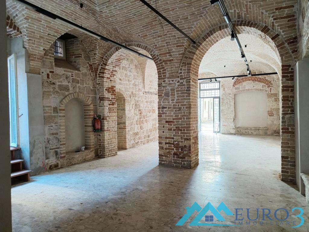 3952 LOCALE COMMERCIALE AFFITTO ASCOLI PICENO6